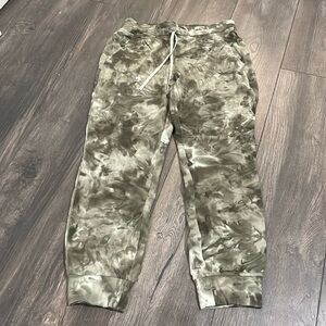 Ready to Rulu Luluemon Jogger - Size 6 - 7/8 length - Worn once